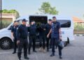 TERTUDUH diiringi polis semasa menghadiri prosiding pertuduhan di Mahkamah Kota Bharu, Kelantan. - UTUSAN/KAMARUL BISMI KAMARUZAMAN