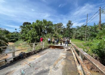 KEADAAN jambatan Sungai Engkun di Cegar Macang, Kampung Guntong di Tanjung Malim yang terputus akibat banjir.