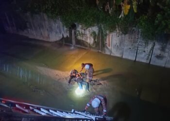 SEORANG lelaki tempatan diselamatkan anggota bomba selepas terjatuh ke dalam longkang di sebuah restoran di Jalan PG1A, Taman Pinggiran Batu Caves, Selangor. - IHSAN JBPM SELANGOR