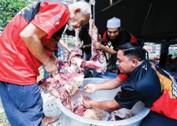 Petugas Surau Tarbiah Perumahan Awam Sri Sabah  melakukan kerja melapah daging penyembelihan lembu sempena Hari Raya Aidiladha, di Kuala Lumpur, tahun lalu. – MINGGUAN/ SHIDDIEQIIN ZON