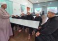 ISMAILl Yaakob Ahmad bersama pelajar di Tahfiz dan Pondok Ahmadiah, Chikus, Pasir Salak di Perak. – MINGGUAN/AIN SAFRE BIDIN