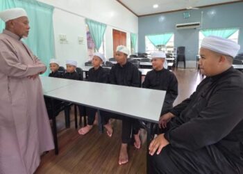 ISMAILl Yaakob Ahmad bersama pelajar di Tahfiz dan Pondok Ahmadiah, Chikus, Pasir  Salak di Perak. – MINGGUAN/AIN SAFRE BIDIN