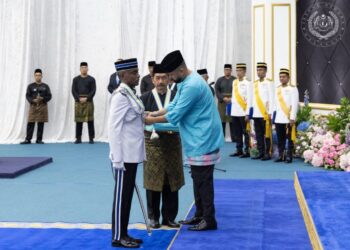 TUNKU Mahkota Ismail (kanan) berkenan menyempurnakan pengurniaan darjah DMIJ kepada Datuk M. Kumar pada Majlis Darjah dan Pingat bagi daerah Johor Bahru, Pontian, Kota Tinggi dan Kulai di Dewan Utama, MBIP.