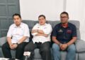 JOHARI Abdul (tengah) dalam sidang akhbar selepas sesi libat urus program Nadi Belia di Temerloh, Pahang. - UTUSAN/SALEHUDIN MAT RASAD