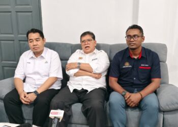 JOHARI Abdul (tengah) dalam sidang akhbar selepas sesi libat urus program Nadi Belia di Temerloh, Pahang. - UTUSAN/SALEHUDIN MAT RASAD