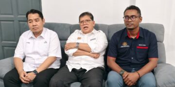 JOHARI Abdul (tengah) dalam sidang akhbar selepas sesi libat urus program Nadi Belia di Temerloh, Pahang. - UTUSAN/SALEHUDIN MAT RASAD