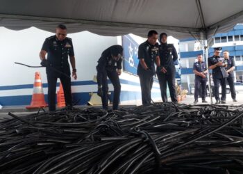 AZRY Akmar Ayob (dua dari kiri) melihat barang kes yang dirampas berkait kes kecurian kabel ECRL di pekarangan Ibu pejabat Polis Kontinjen (IPK) Pahang di Kuantan.