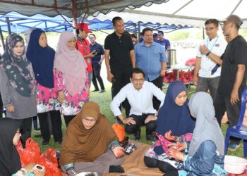 MUHAMMAD Kamil Abdul Munim menyantuni peserta program Sukan Belia dan Karnival Belia Madani di Padang Rengas, Perak hari ini.