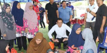 MUHAMMAD Kamil Abdul Munim menyantuni peserta program Sukan Belia dan Karnival Belia Madani di Padang Rengas, Perak hari ini.