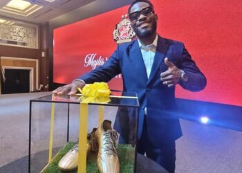 Emmanuel Mbarga dinobat penjaring gol terbaik serta penerima Anugerah Kasut Emas Liga A1 Semi Pro. - UTUSAN/MUSTAQIM MOHAMED