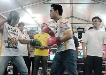 MOHAMMED Taufiq Johari (tengah) merasmikan penutupan Kejohanan MIMAC 3.0 di Dataran Warisan Taiping hari ini. - UTUSAN/WAT KAMAL ABAS