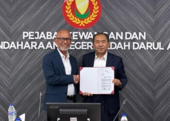 PEGAWAI Kewangan Negeri Kedah, Datuk Dr. Nadzman Mustaffa (kanan) menyerahkan Surat Setuju Terima kepada Che Abdul Khalid Md Din di Wisma Darul Aman, Alor Setar, hari ini.