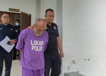 AZMAN Aziz didakwa menyalahgunakan nombor kad pengenalan milik orang lain untuk membeli petrol RON95 bersubsidi di Mahkamah Majistret Baling, hari ini.