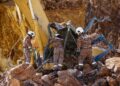 ANGGOTA bomba menggunakan peralatan khas bagi menyelamatkan seorang operator jengkaut yang terperangkap akibat runtuhan tanah dan batu di sebuah kuari di Simpang Bukit Tembaga, Pokok Sena. - UTUSAN/SHAHIR NOORDIN