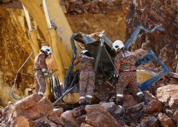 ANGGOTA bomba menggunakan peralatan khas bagi menyelamatkan seorang operator jengkaut yang terperangkap akibat runtuhan tanah dan batu di sebuah kuari di Simpang Bukit Tembaga, Pokok Sena. - UTUSAN/SHAHIR NOORDIN