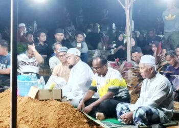 JENAZAH Nur Izzati Humaira Azizul dikebumikan di Tanah Perkuburan Islam Felda Trolak Utara hari ini. - UTUSAN