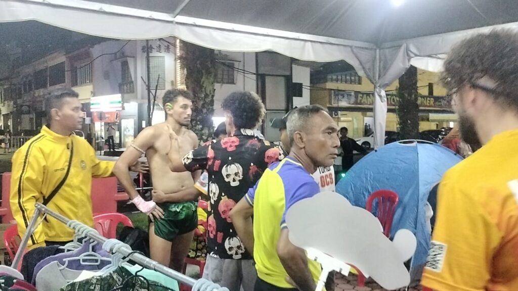 Kejohanan Muay Thai kecoh peserta cuba serang penonton