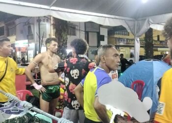 PIHAK keselamatan mengawal kekecohan ketika kejohanan MIMAC 3.0 di Dataran Warisan Taiping semalam. – UTUSAN/WAT KAMAL ABAS