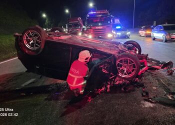 KEADAAN kenderaan yang merempuh sebuah lori simen di Kilometer 34 Lebuhraya Karak menghala ke Kampung Sungai Chinchin Gombak. awal pagi semalam.