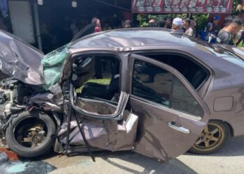 KEADAAN kereta yang dipandu Muhammad Azmil Hakimi Abdullah yang maut selepas kereta dipandunya bertembung dengan sebuah kenderaan pacuan empat roda dalam kemalangan di Jalan Bukit Payong, Jerteh, Besut, Terengganu. - IHSAN POLIS 