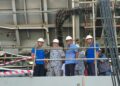 MOHAMED Khaled Nordin (dua dari kanan) semasa lawatan kerja ke Lumut Naval Shipyard (LUNAS) di Pangkalan TLDM Lumut hari ini.