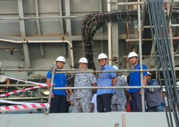 MOHAMED Khaled Nordin (dua dari kanan) semasa lawatan kerja ke Lumut Naval Shipyard (LUNAS) di Pangkalan TLDM Lumut hari ini.