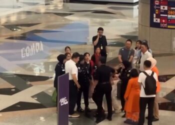 POLIS mengawal wanita warga asing cuba ceroboh pintu pelepasan KLIA tanpa tiket.