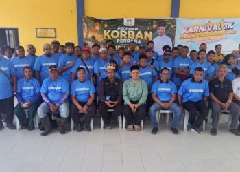 MOHAMAD Hairul Amir Sabri (depan, tengah) bersama peserta program Korban Perdana Aidiladha dan Kenduri Rakyat Peringkat RPS Ulu Kinta Tahun 2026 di Kampung Makmur di Hulu Kinta, Ipoh hari ini. - UTUSAN