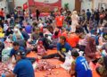 PETUGAS Majlis Korban Perdana peringkat negeri sedang melapah daging untuk diagihkan kepada golongan asnaf di Kampung Tanjung Gahai, Lipis, Pahang.