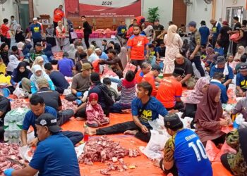 PETUGAS Majlis Korban Perdana peringkat negeri sedang melapah daging untuk diagihkan kepada golongan asnaf di Kampung Tanjung Gahai, Lipis, Pahang.