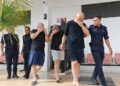 TIGA lelaki warga Korea Selatan diiringi polis ketika perbicaraan kes culik dan menahan rakan senegara di Mahkamah Sesyen Raub di Raub, Pahang.