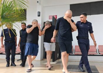 TIGA lelaki warga Korea Selatan diiringi polis ketika perbicaraan kes culik dan menahan rakan senegara di Mahkamah Sesyen Raub di Raub, Pahang.
