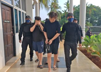 TIGA warga Korea Selatan dihadapkan ke Mahkamah Sesyen Raub, Pahang atas pertuduhan menculik seorang lelaki satu negara dengan mereka. - UTUSAN/ SALEHUDIN MAT RASAD