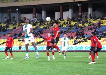 Pemain Kuching FC, James Onyekachukwu berebut bola dengan ketua pasukan Melaka FC, Muhamad Irfan Zakaria dalam aksi Liga Super di Stadium Hang Jebat malam ini. UTUSAN/AMRAN MULUP