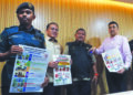 H'NG Mooi Lye (kanan) menunjukkan kamera badan dipakai seorang penguat kuasa PBT di George Town, Pulau Pinang.-UTUSAN/DANIAL SAAD