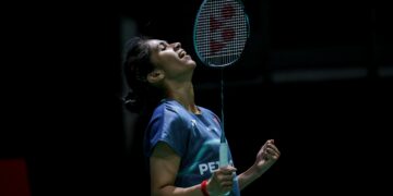 K. Letshanaa ketika meraikan kejayaan menewaskan pemain Jepun, Tomoka Miyazaki pada aksi pusingan kedua Kejohanan Badminton Malaysia Masters 2026 di Unifi Arena, hari ini. - UTUSAN/IQBAL ROSLI