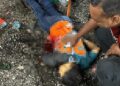 HANYAN Ramlan (kanan) melihat lokasi mayat seorang peniaga yang maut terkena serpihan sebuah tong gas yang meletup di tapak ekspo makanan berdekatan SP Plaza, Sungai Petani, semalam.