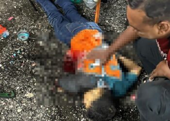 HANYAN Ramlan (kanan) melihat lokasi mayat seorang peniaga yang maut terkena serpihan sebuah tong gas yang meletup di tapak ekspo makanan berdekatan SP Plaza, Sungai Petani, semalam.
