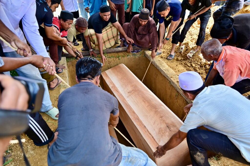 Jenazah dua beradik mati lemas dikebumi satu liang lahad