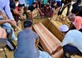 JENAZAH dua beradik yang ditemukan lemas selamat dikebumikan dalam satu liang lahad di Tanah Perkuburan Islam Kampung Jeram, Manir, Kuala Nerus, Terengganu. - UTUSAN/PUQTRA HAIRRY