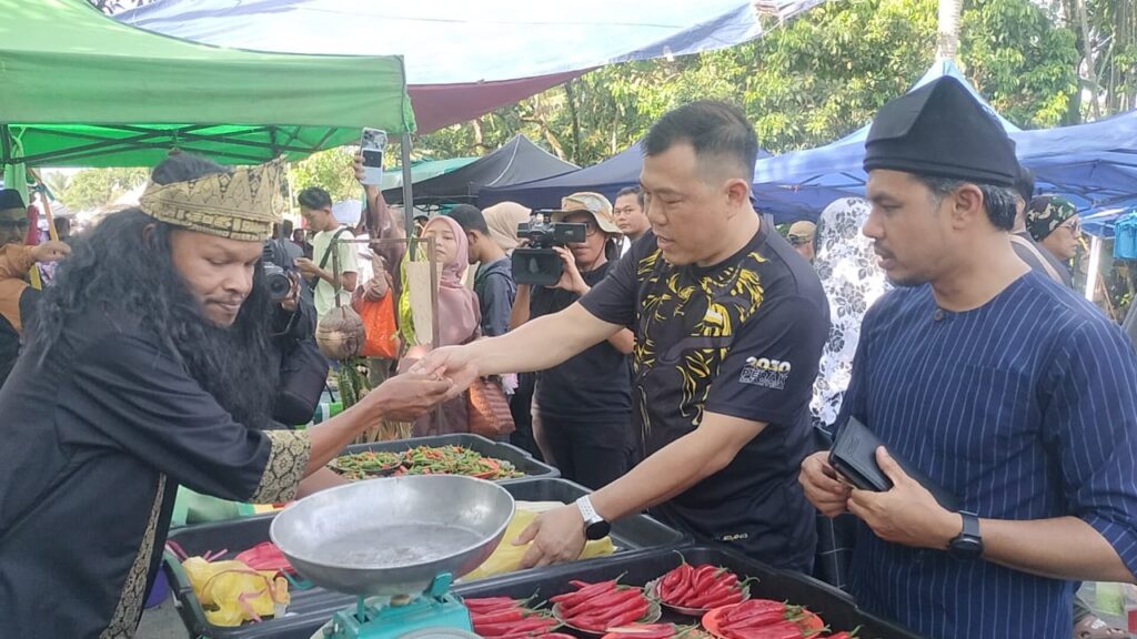 Pasar pagi sepanjang 2.3KM tarikan pelancong di Selama
