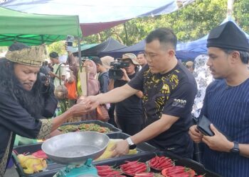 LOH Sze Yee ketika melawat Pasar Pagi Jumaat Sungai Bayor di Selama hari ini. - UTUSAN/WAT KAMAL ABAS