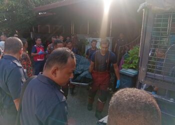 MAYAT Mohamad Amir Hamzah Syamsul dibawa ke HSAH setelah meninggal dunia dalam kebakaran di Bandar Sri Astana, Sungai Petani, hari ini.
