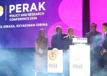 SAARANI Mohamad (tengah) merasmikan Persidangan Dasar dan Penyelidikan Perak 2026 di Ipoh, Perak hari ini. - UTUSAN/FADZIL ZAINOL