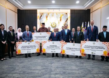 SAARANI Mohamad (tengah) menerima sumbangan lembu korban daripada syarikat berkaitan kerajaan Negeri Perak di Ipoh.
