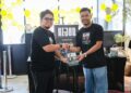 MEOR Abdullah Syamim  (kiri) dan  Nazirul Naim Che Hashim pada pelancaran Buku 'Kejor: 120 Minit Gila Di Shah Alam' di Ipoh semalam.