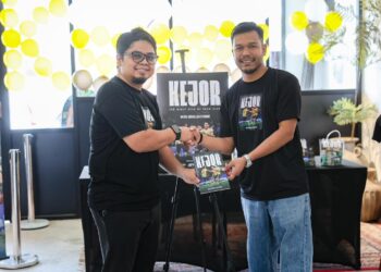 MEOR Abdullah Syamim  (kiri) dan  Nazirul Naim Che Hashim pada pelancaran Buku 'Kejor: 120 Minit Gila Di Shah Alam' di Ipoh semalam.