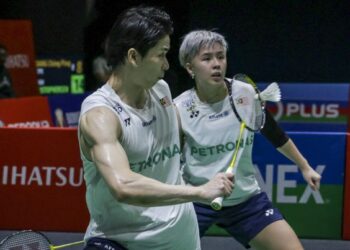 Chen Tang Jie-Toh Ee Wei menewaskan gandingan Indonesia Amri Syahnawi-Nita Violina Marwah 21-16, 22-20 untuk mara ke suku akhir Kejohanan Badminton Malaysia Masters 2026 di Unifi Arena, Bukit Jalil, semalam. - UTUSAN/MUHAMAD IQBAL ROSLI