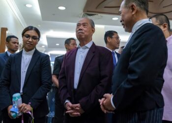 MUHYIDDIN Yassin tiba di Kompleks Mahkamah Kuala Lumpur bagi kes pertuduhan menyalahgunakan kedudukan melibatkan suapan berjumlah RM232.5 juta dan menerima wang RM200 juta hasil aktiviti haram. - UTUSAN/M. FIRDAUS M. JOHARI