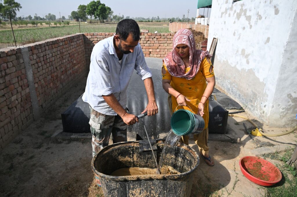 India guna biogas najis lembu ganti gas memasak